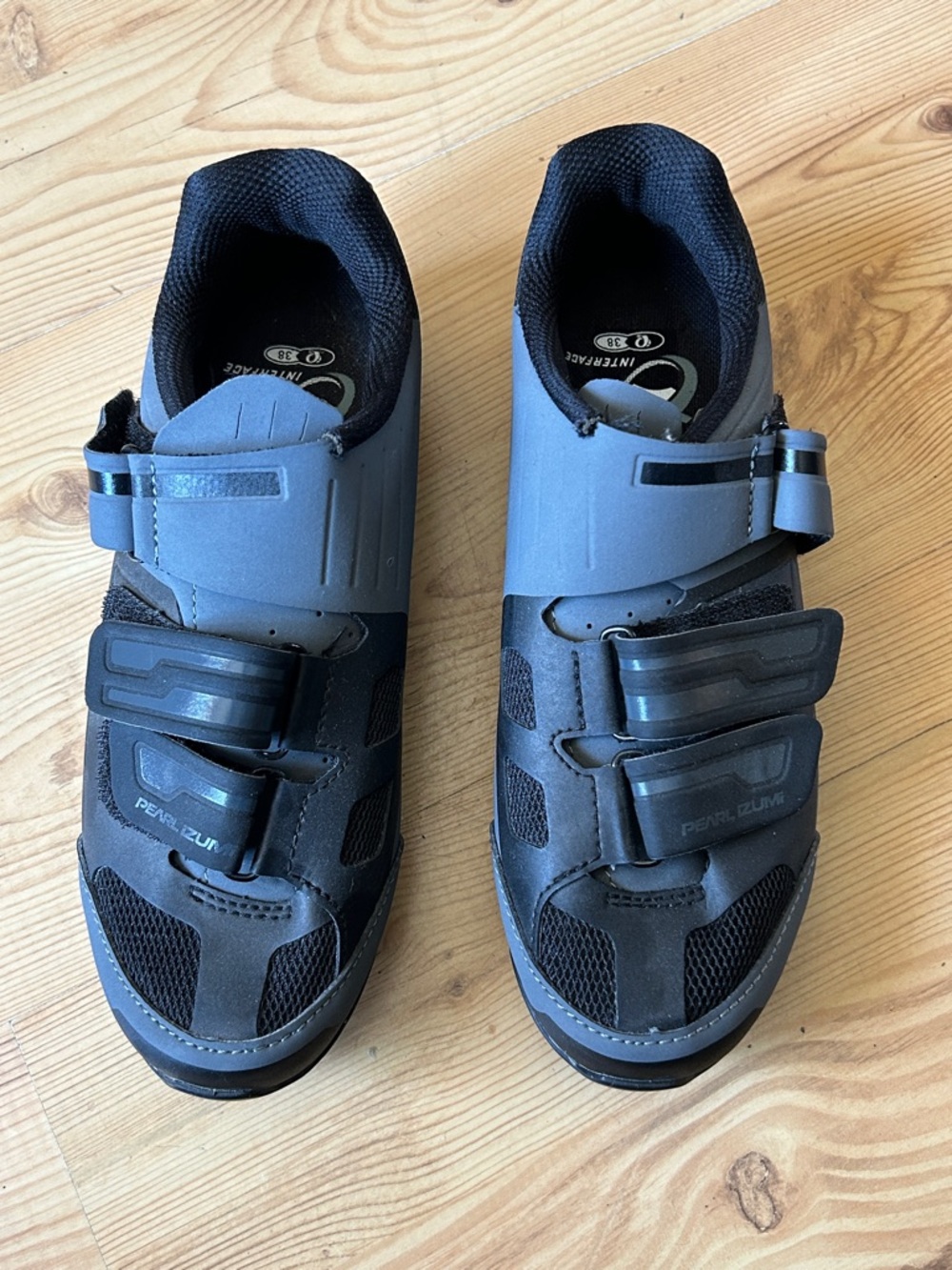 Pearl Izumi Gray and Black Cycling Shoes